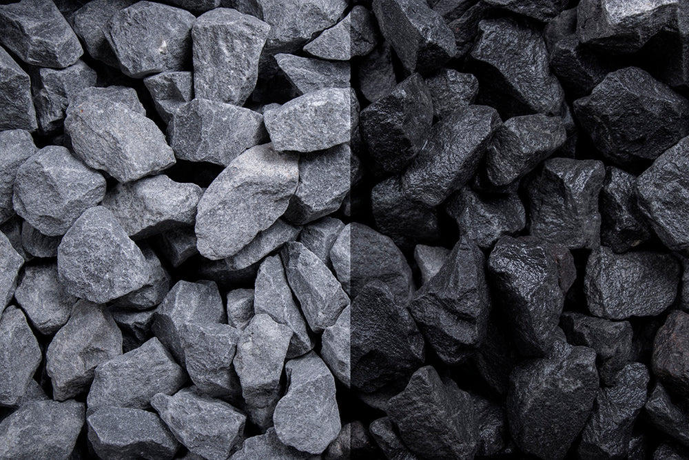 Basaltsplitt 16-22 mm – Nahaufnahme trocken (links) und nass (rechts) im Vergleich