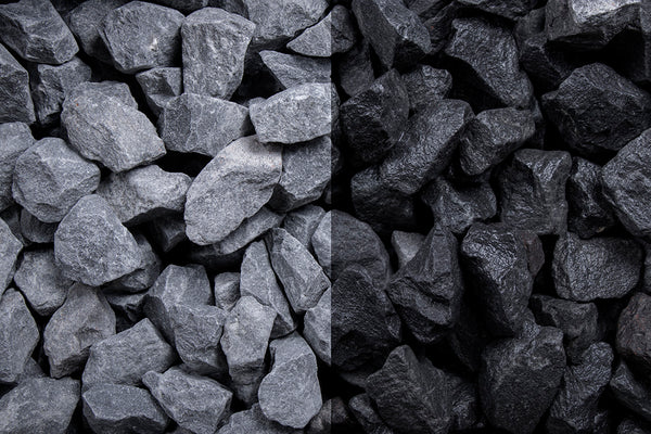 Basaltsplitt 16-22 mm – Nahaufnahme trocken (links) und nass (rechts) im Vergleich