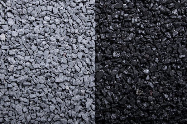 Basalt 2-5 mm – Nahaufnahme trocken (links) und nass (rechts) im Vergleich