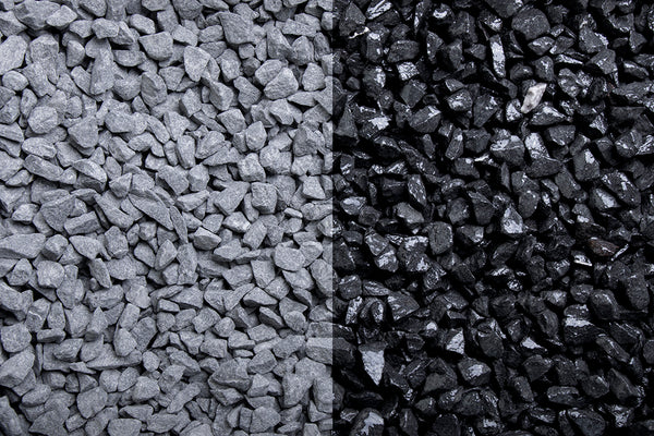 Basalt 5-8 mm – Nahaufnahme trocken (links) und nass (rechts) im Vergleich