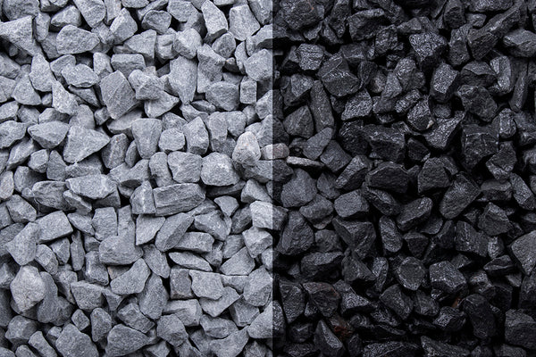 Basalt 8-11 mm – Nahaufnahme trocken (links) und nass (rechts) im Vergleich