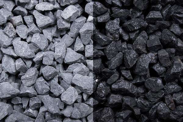 Basalt 8-16 mm – Nahaufnahme trocken (links) und nass (rechts) im Vergleich