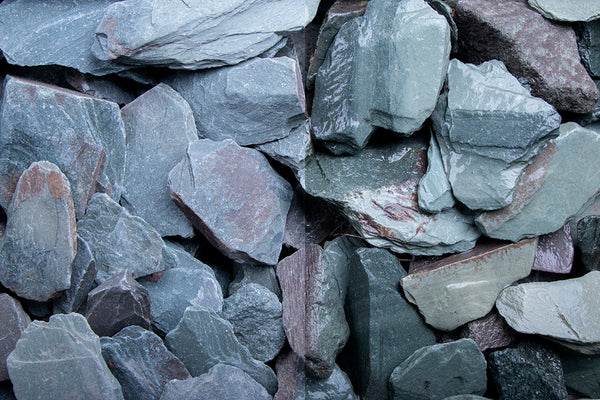Canadian Slate grün 30-60 mm – Nahaufnahme trocken (links) und nass (rechts) im Vergleich