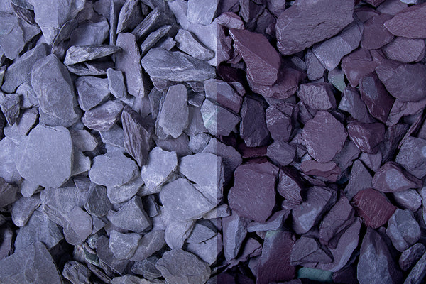 Canadian Slate lila 15-30 mm – Nahaufnahme trocken (links) und nass (rechts) im Vergleich