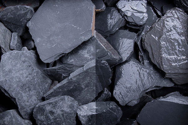 Canadian Slate natural 30-80 mm – Nahaufnahme trocken (links) und nass (rechts) im Vergleich