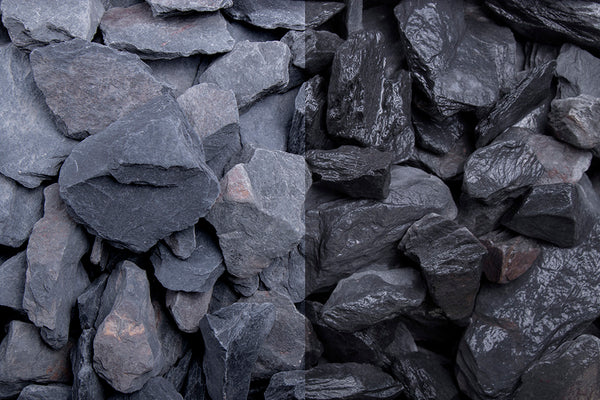 Canadian Slate schwarz 30-60 mm – Nahaufnahme trocken (links) und nass (rechts) im Vergleich