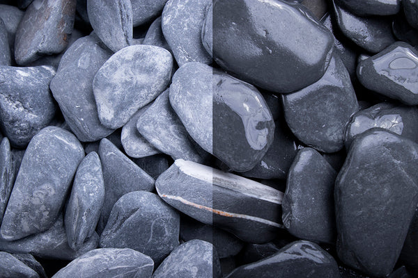 Canadian Slate Schwarz getrommelt 30-60 mm – Nahaufnahme trocken (links) und nass (rechts) im Vergleich
