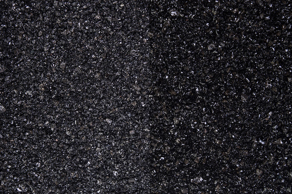 Glanzsplitt schwarz 1-3 mm – Nahaufnahme trocken (links) und nass (rechts) im Vergleich