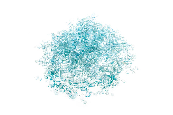 Glassplitt Blue Ice 5-10 mm – Nahaufnahme trocken (links) und nass (rechts) im Vergleich