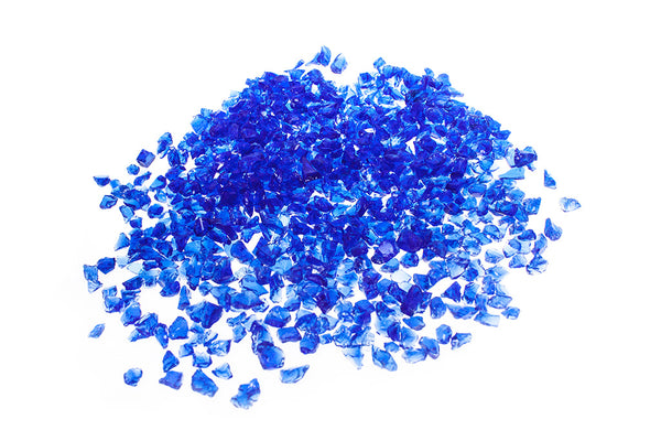 Glassplitt Blue Violet 5-10 mm – Nahaufnahme trocken (links) und nass (rechts) im Vergleich