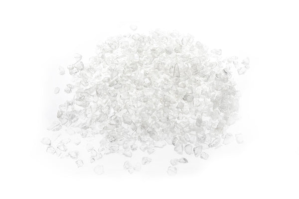 Glassplitt Clear 5-10 mm – Nahaufnahme trocken (links) und nass (rechts) im Vergleich