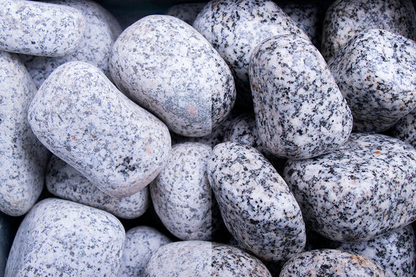 Gletscherkies Granit 40-60 mm – Nahaufnahme trocken (links) und nass (rechts) im Vergleich