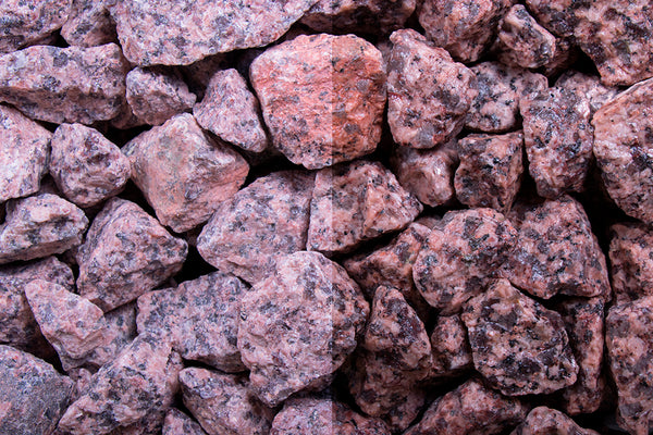 Irisch. Granit 16-32 mm – Nahaufnahme trocken (links) und nass (rechts) im Vergleich