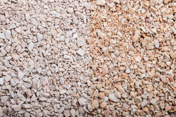 Jura Splitt 2-5 mm – Nahaufnahme trocken (links) und nass (rechts) im Vergleich