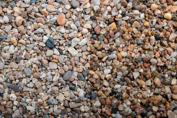 Kieselsteine 2-8 mm – Nahaufnahme trocken (links) und nass (rechts) im Vergleich