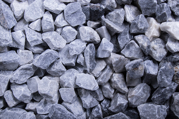 Kristall Blau 16-32 mm – Nahaufnahme trocken (links) und nass (rechts) im Vergleich