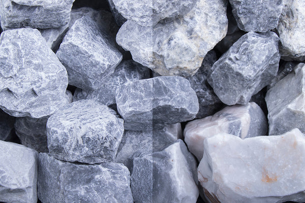 Kristall Blau SS 30-60 mm – Nahaufnahme trocken (links) und nass (rechts) im Vergleich