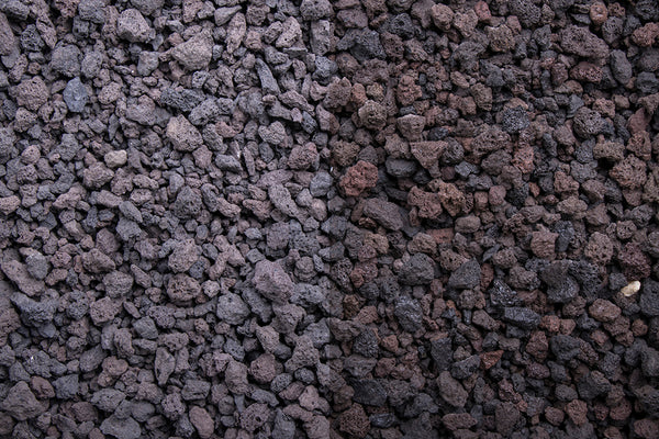 Lavadur 2-8 mm – Nahaufnahme trocken (links) und nass (rechts) im Vergleich