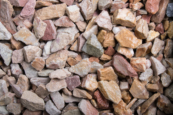 Naturelsplitt 8-20 mm – Nahaufnahme trocken (links) und nass (rechts) im Vergleich