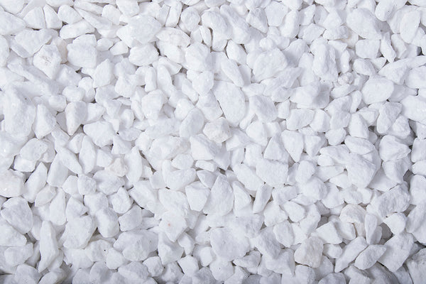 Schneeweiss 8-12 mm – Nahaufnahme trocken (links) und nass (rechts) im Vergleich
