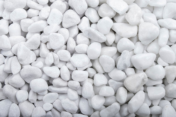Schneeweiss getrommelt 8-16 mm – Nahaufnahme trocken (links) und nass (rechts) im Vergleich