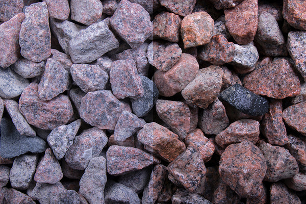 Schottischer Granit 16-32 mm – Nahaufnahme trocken (links) und nass (rechts) im Vergleich
