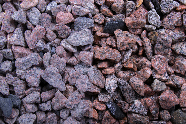 Schottischer Granit 8-16 mm – Nahaufnahme trocken (links) und nass (rechts) im Vergleich