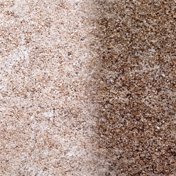 Streusalz-Sand-Gemisch 0-5 mm – Nahaufnahme trocken (links) und nass (rechts) im Vergleich