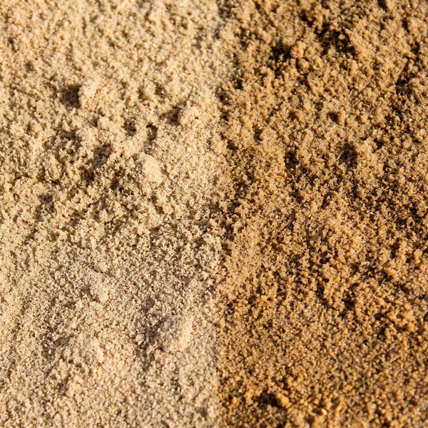 Streusand 0,2-2 mm – Nahaufnahme trocken (links) und nass (rechts) im Vergleich