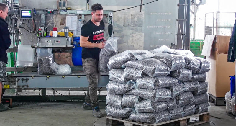 Steine in 30-kg-Säcken verpacken – Schotterberg