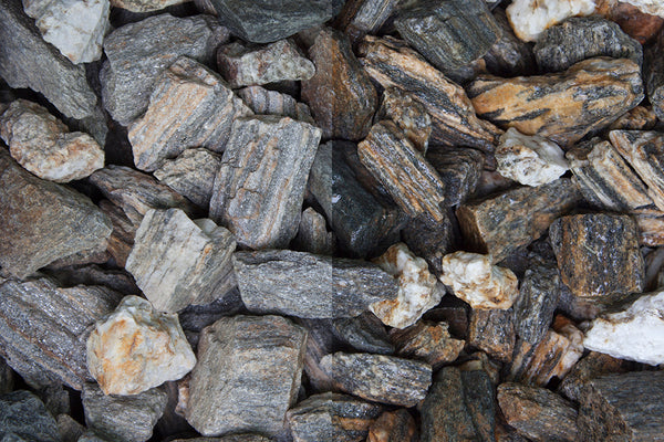 Woodstone 10-30 mm – Nahaufnahme trocken (links) und nass (rechts) im Vergleich