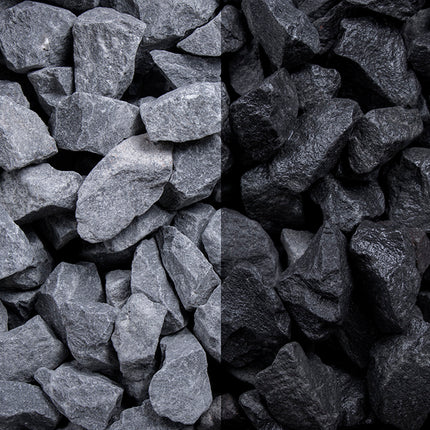 Basaltsplitt 16-22 mm – Nahaufnahme trocken (links) und nass (rechts) im Vergleich