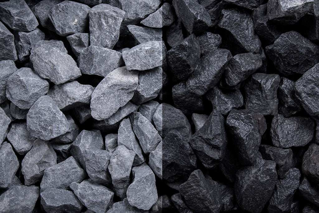Basaltsplitt 16-22 mm – Nahaufnahme trocken (links) und nass (rechts) im Vergleich