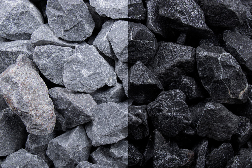 Basalt 16-32 mm – Nahaufnahme trocken (links) und nass (rechts) im Vergleich