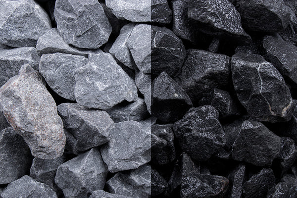 Basalt 16-32 mm – Nahaufnahme trocken (links) und nass (rechts) im Vergleich