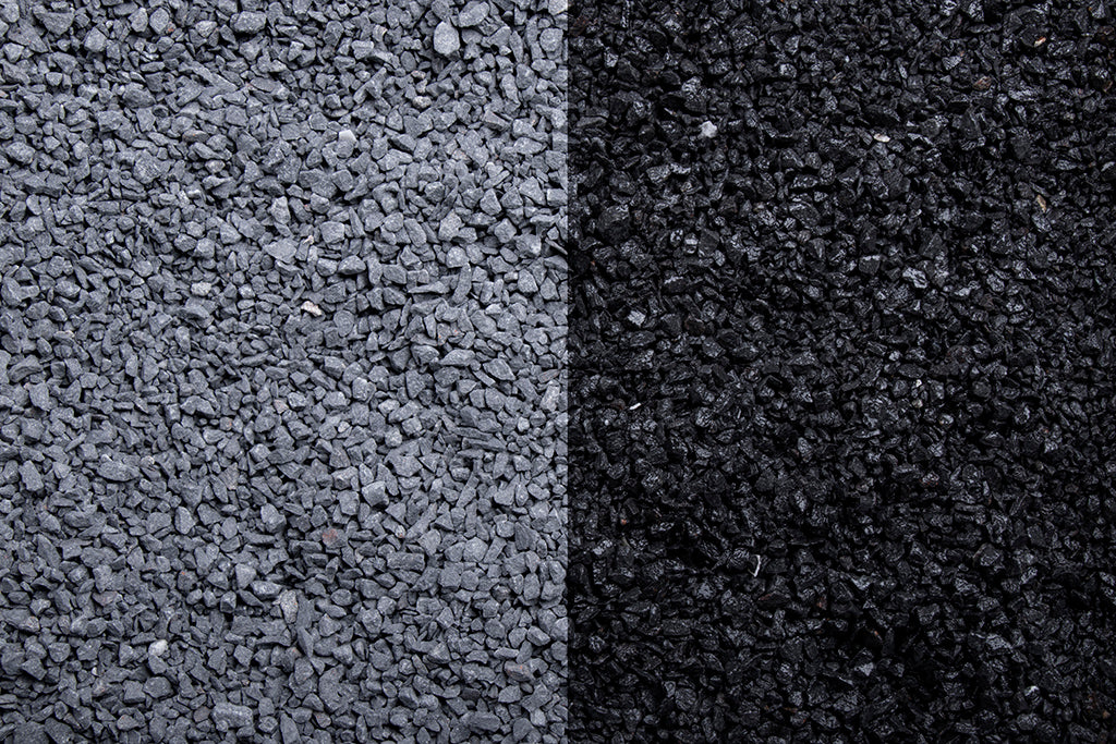 Basalt 1-3 mm – Nahaufnahme trocken (links) und nass (rechts) im Vergleich