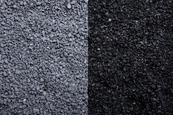 Basalt 1-3 mm – Nahaufnahme trocken (links) und nass (rechts) im Vergleich