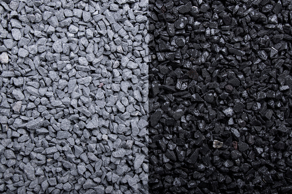 Basalt 2-5 mm – Nahaufnahme trocken (links) und nass (rechts) im Vergleich