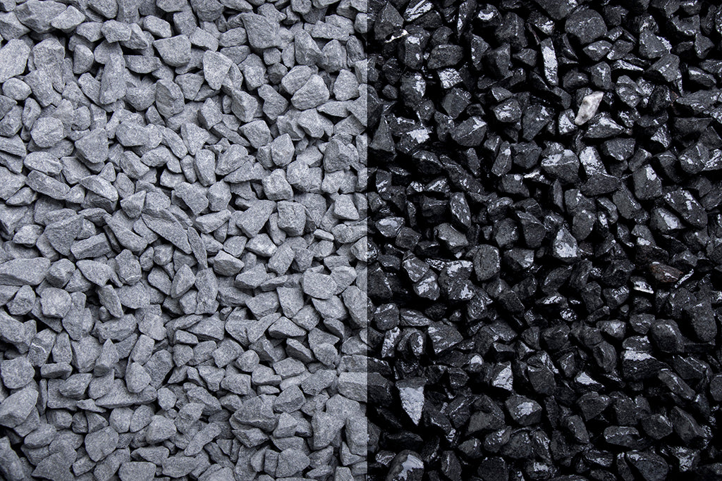 Basalt 5-8 mm – Nahaufnahme trocken (links) und nass (rechts) im Vergleich