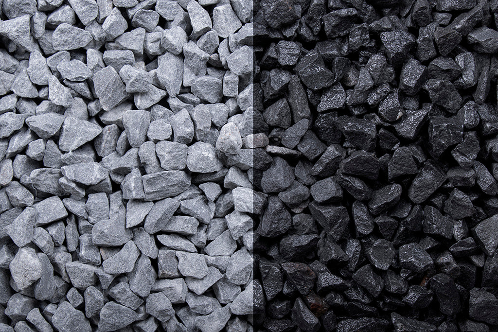 Basalt 8-11 mm – Nahaufnahme trocken (links) und nass (rechts) im Vergleich