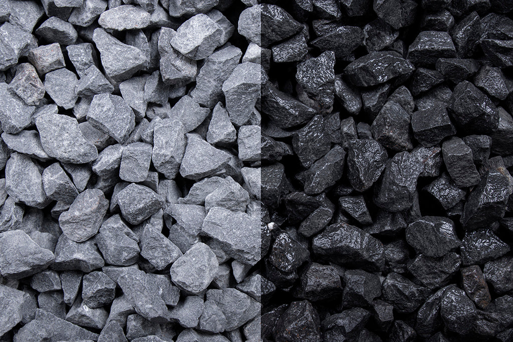 Basalt 8-16 mm – Nahaufnahme trocken (links) und nass (rechts) im Vergleich