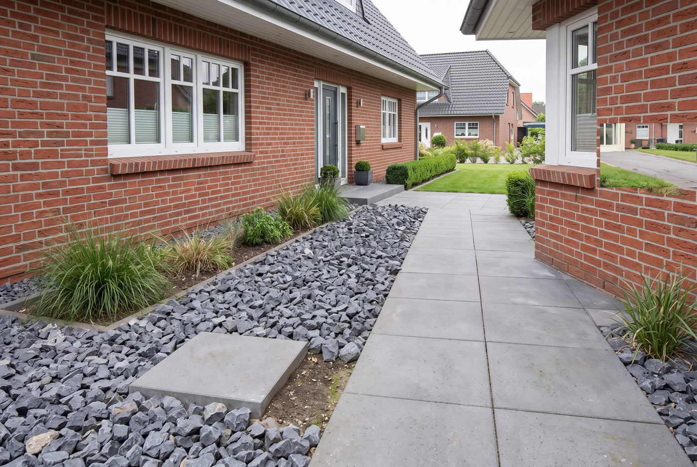 Basalt Stein SS, 30-60 mm – Anwendungsbeispiel: im Zierkiesbeet am Haus