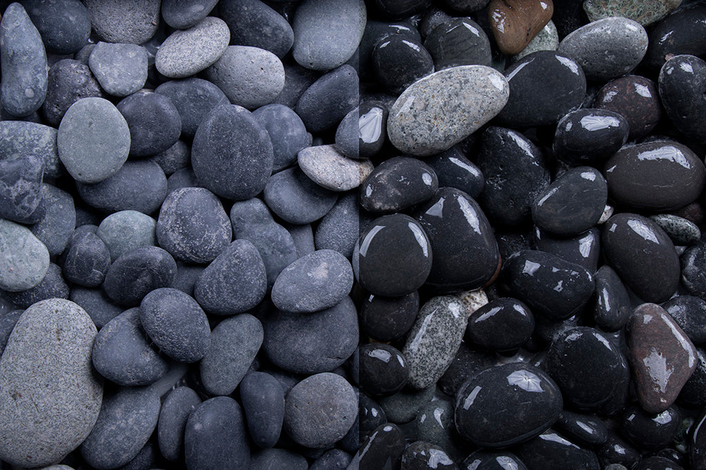 Beach Pebbles 16-32 mm – Nahaufnahme trocken (links) und nass (rechts) im Vergleich