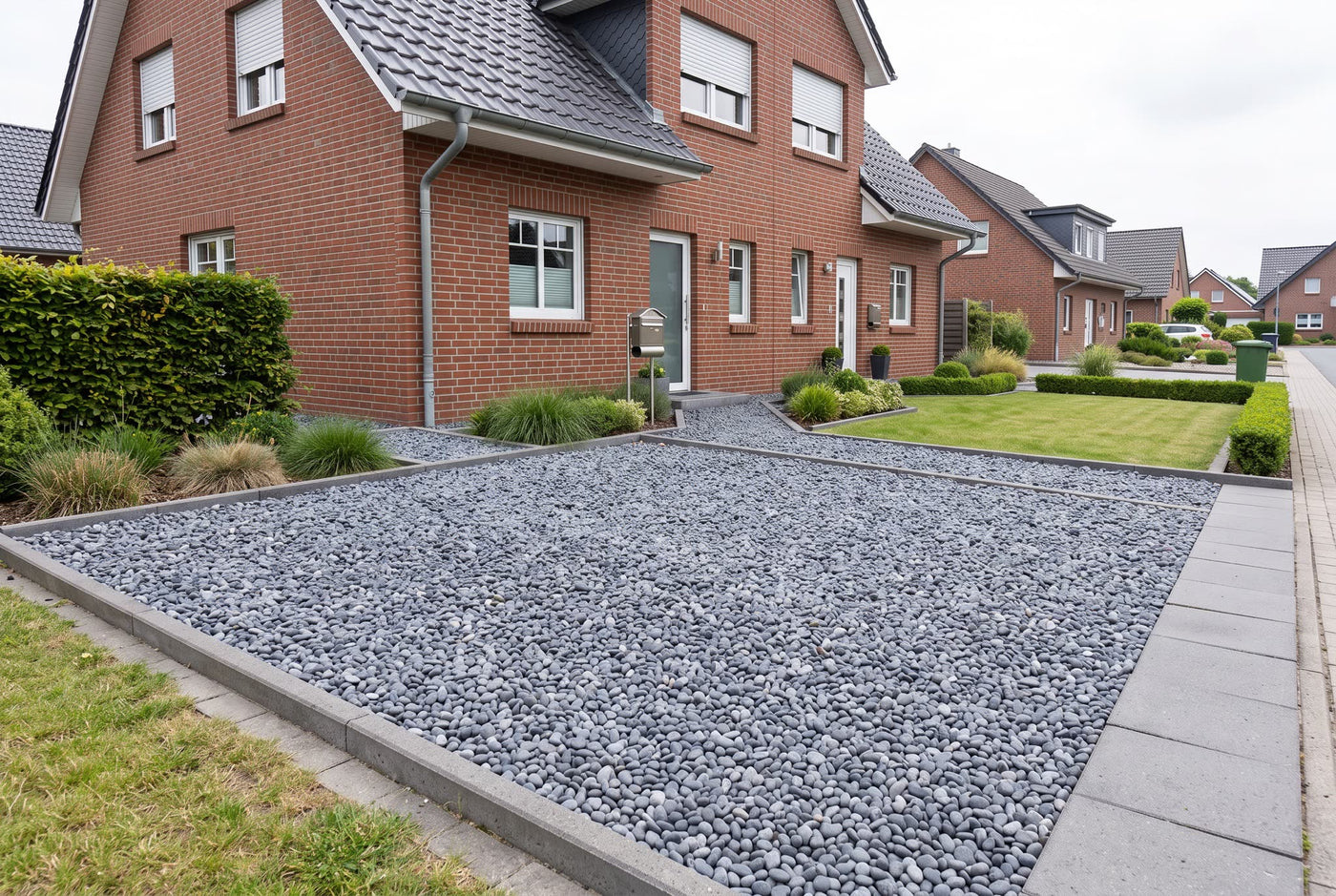 Beach Pebbles, 16-32 mm – Anwendungsbeispiel: als Einfahrt und Weg am Haus