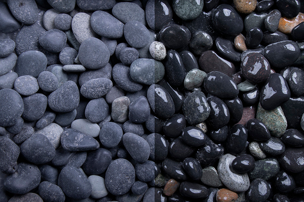 Beach Pebbles 8-16 mm – Nahaufnahme trocken (links) und nass (rechts) im Vergleich