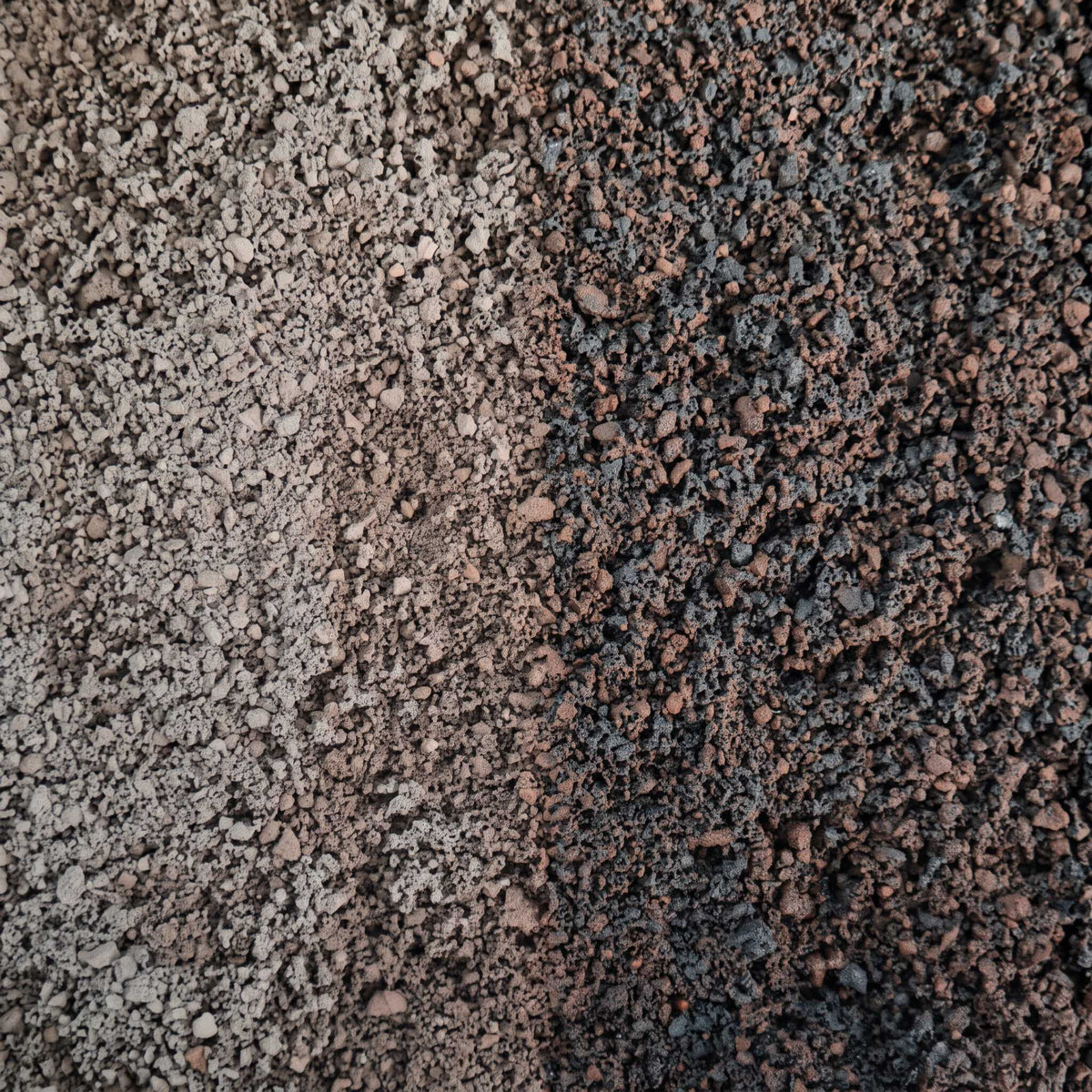 Argile expansée 1-5 mm, granulés de sablage d'hiver – Gros plan comparatif à sec (à gauche) et mouillé (à droite)