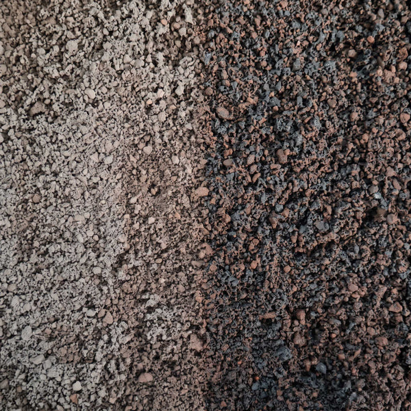 Blähton 1-5 mm, Winterstreugranulat – Nahaufnahme trocken (links) und nass (rechts) im Vergleich