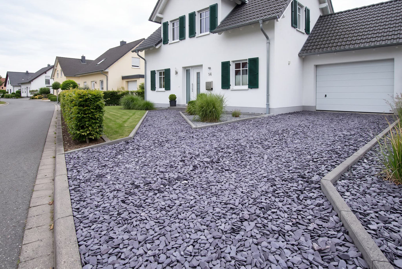 Canadian Slate lila, 15-30 mm – Anwendungsbeispiel: als Einfahrt und Weg am Haus