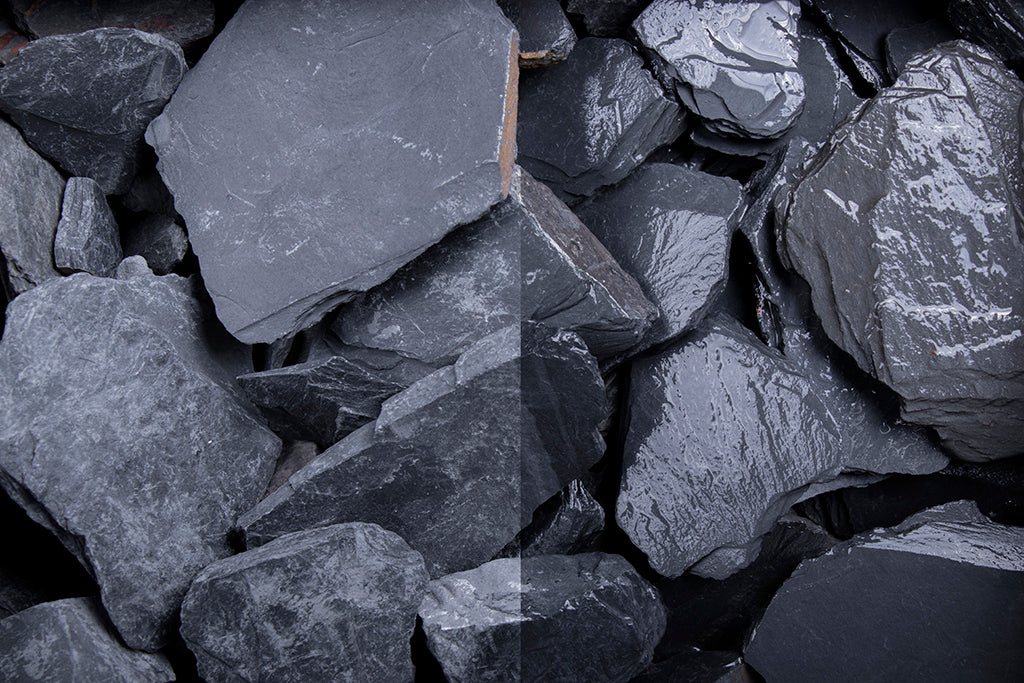 Canadian Slate natural 30-80 mm – Nahaufnahme trocken (links) und nass (rechts) im Vergleich