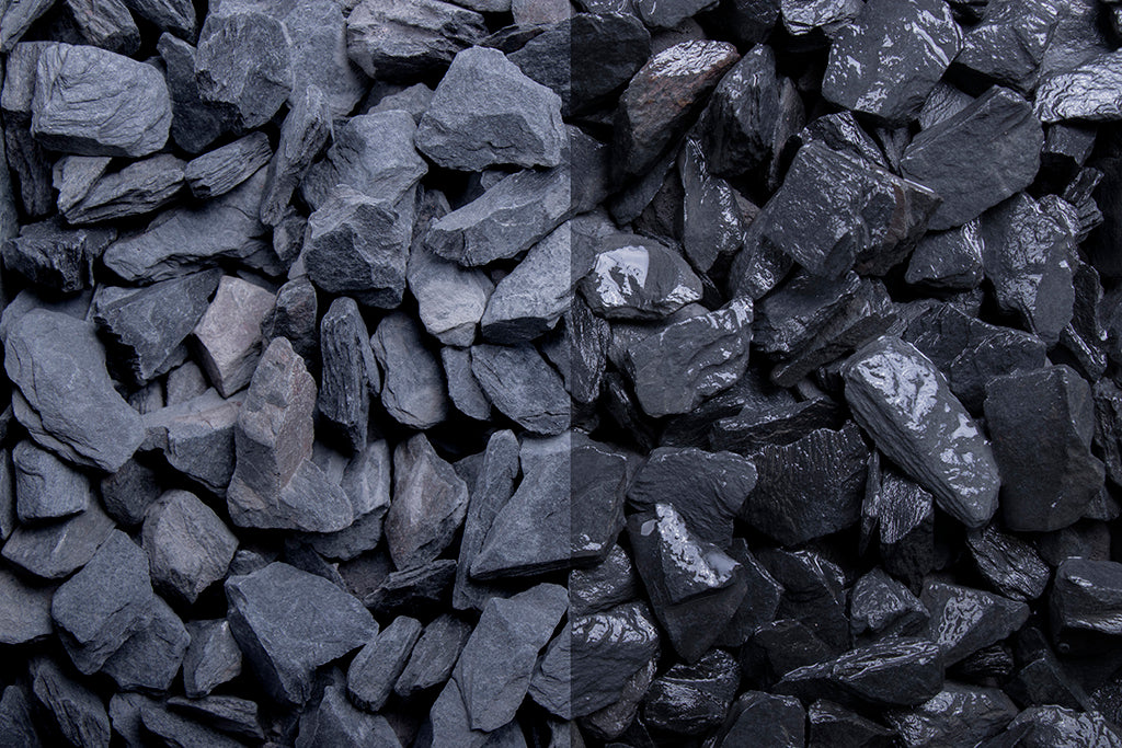 Canadian Slate schwarz 10-20 mm – Nahaufnahme trocken (links) und nass (rechts) im Vergleich
